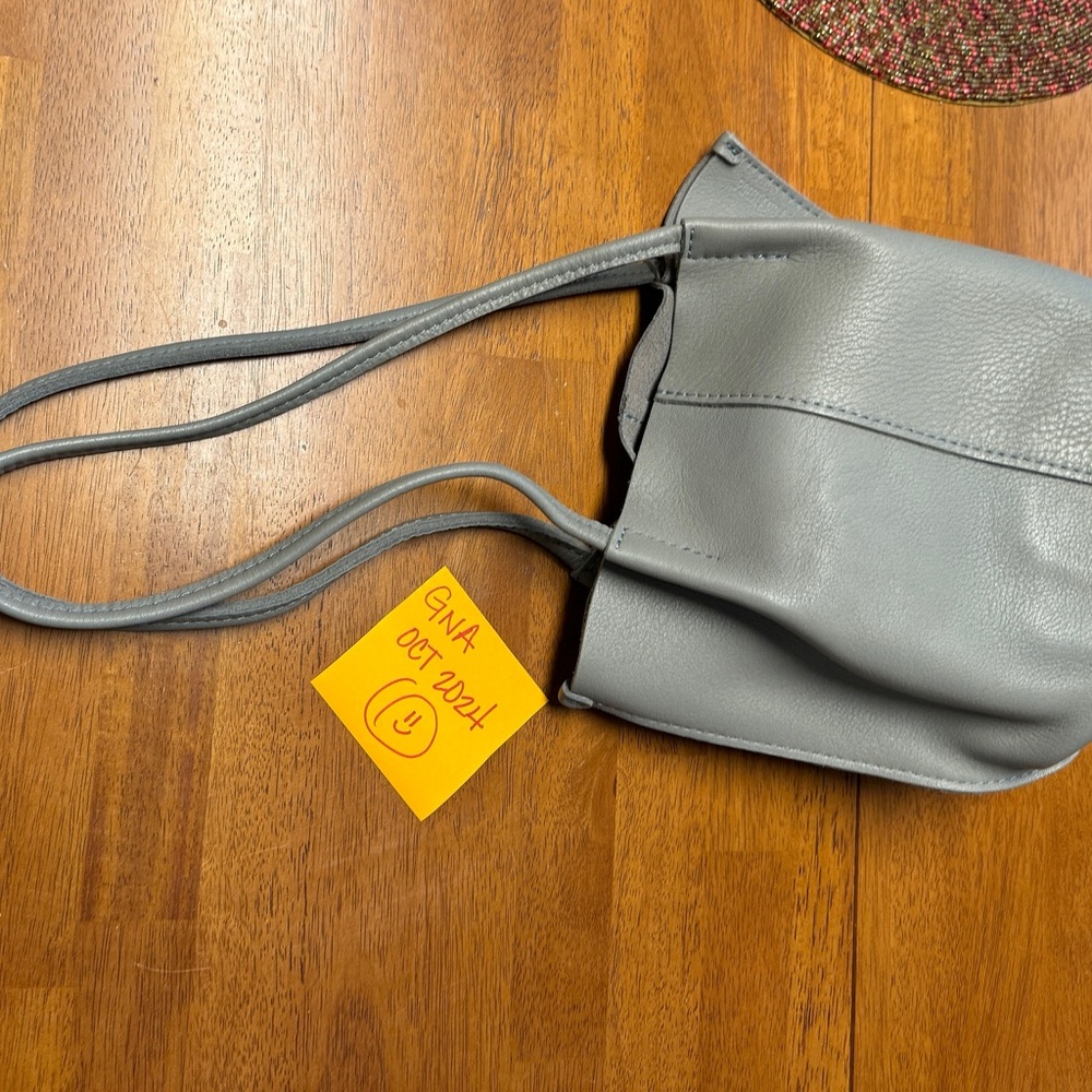 PORTLAND LEATHER GOODS SMALL DEVAN BUCKET. ***NIMBUS (gray)***